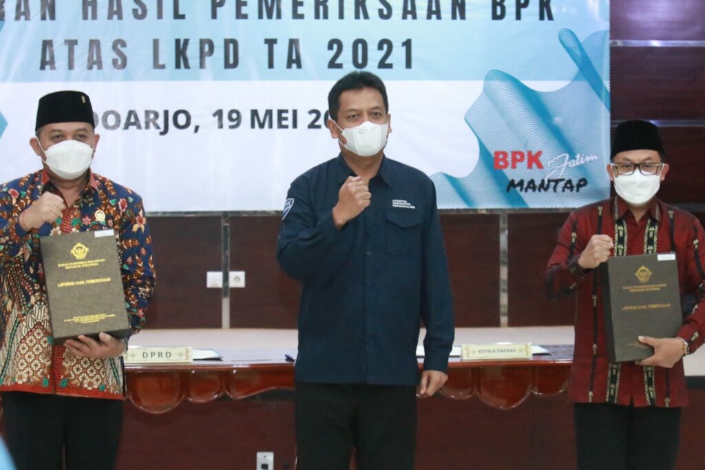 Walikota Malang H Sutiaji (kanan), Ketua DPRD Kota Malang, I Made Riandiana Kartika (kiri) serta Kepala BPK RI Perwakilan Provinsi Jawa Timur, Joko Agus Setyono (tengah)