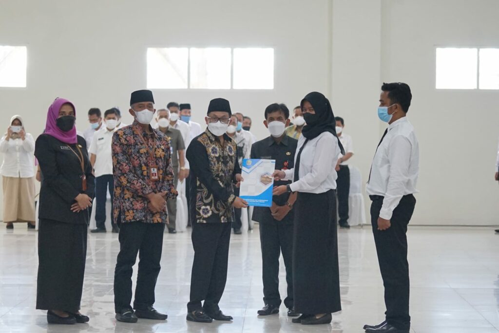 Walikota Malang, H Sutiaji memberikan SK pengangkatan secara simbolis kepada salah satu guru PPPK