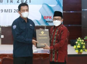 Walikota Malang H Sutiaji menerima penghargaan predikat WTP oleh Kepala BPK RI Perwakilan Provinsi Jawa Timur, Joko Agus Setyono di kantor BPK RI Perwakilan Provinsi Jawa Timur, di Sidoarjo. (Dok Humas)