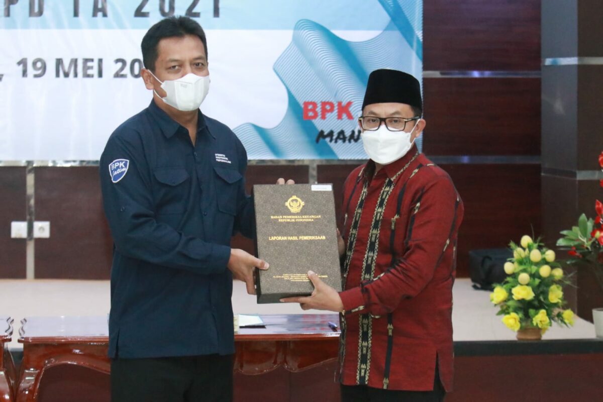 Walikota Malang H Sutiaji menerima penghargaan predikat WTP oleh Kepala BPK RI Perwakilan Provinsi Jawa Timur, Joko Agus Setyono di kantor BPK RI Perwakilan Provinsi Jawa Timur, di Sidoarjo. (Dok Humas)