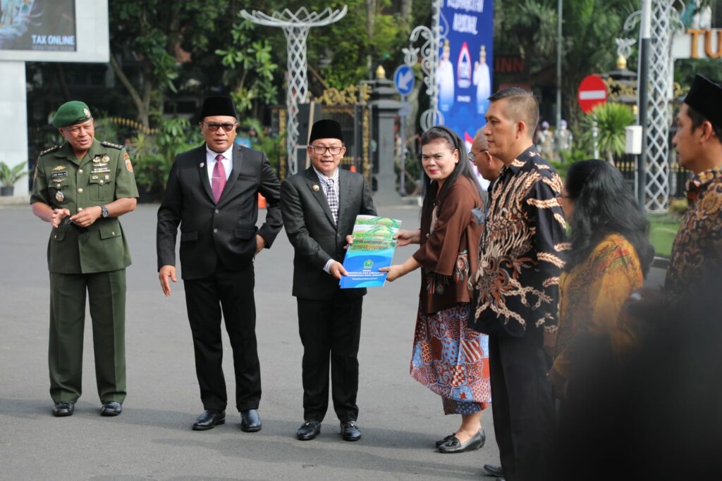 Walikota Malang, H Sutiaji menyerahkan secara simbolis penetapan cagar budaya warisan sejarah Kota Malang kepada salah satu pengelola aset. (ist)