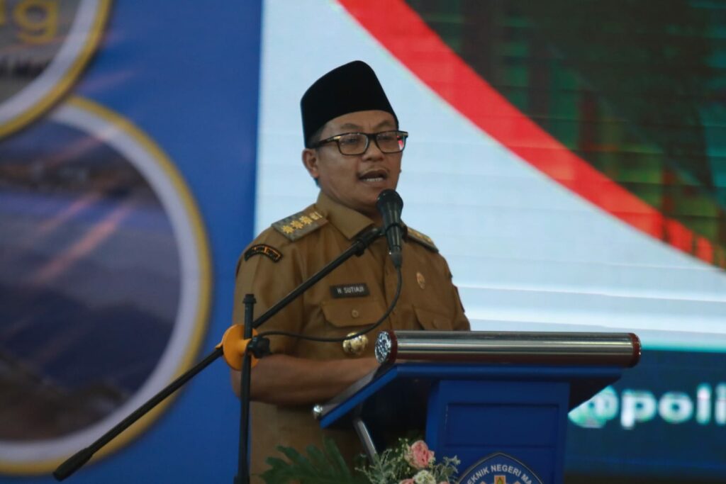Walikota Malang, H Sutiaji saat menjadi pembicara dalam talkshow di Expo Produk Inovasi dan Penguatan Link & Match IDUKA yang merupakan rangkaian Dies Natalis Politeknik Negeri Malang (Polinema)