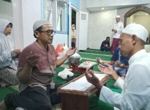 Warga berbondong - bondong menyerahkan zakat fitrah di Masjid Babul Hidayah, Kelurahan Tanjungrejo, Kota Malang Jawa Timur