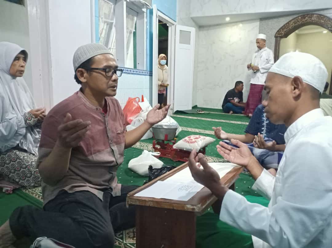 Warga berbondong - bondong menyerahkan zakat fitrah di Masjid Babul Hidayah, Kelurahan Tanjungrejo, Kota Malang Jawa Timur