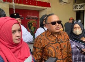 Ketua DPD Perindo Kota Malang, Laily Fitriyah Liza Min Nelly (hijab merah) didampingi Yassiro Ardhana Rahman, SH, MH selaku kuasa hukumnya, saat memberikan keterangan kepada wartawan usai melaporkan dugaan pencemaran nama baik di Polresta Malang Kota