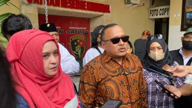 Ketua DPD Perindo Kota Malang, Laily Fitriyah Liza Min Nelly (hijab merah) didampingi Yassiro Ardhana Rahman, SH, MH selaku kuasa hukumnya, saat memberikan keterangan kepada wartawan usai melaporkan dugaan pencemaran nama baik di Polresta Malang Kota