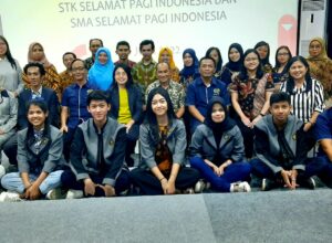 Kadin Batu dan narasumber dari PWI Malang Raya serta Dosen, guru dan siswa sekolah SPI pose bersama usai kegiatan diklat jurnalistik