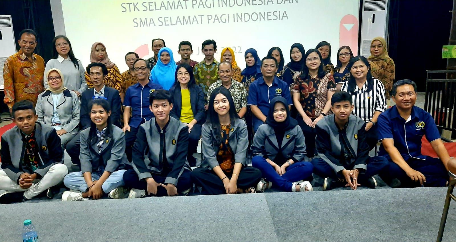 Kadin Batu dan narasumber dari PWI Malang Raya serta Dosen, guru dan siswa sekolah SPI pose bersama usai kegiatan diklat jurnalistik