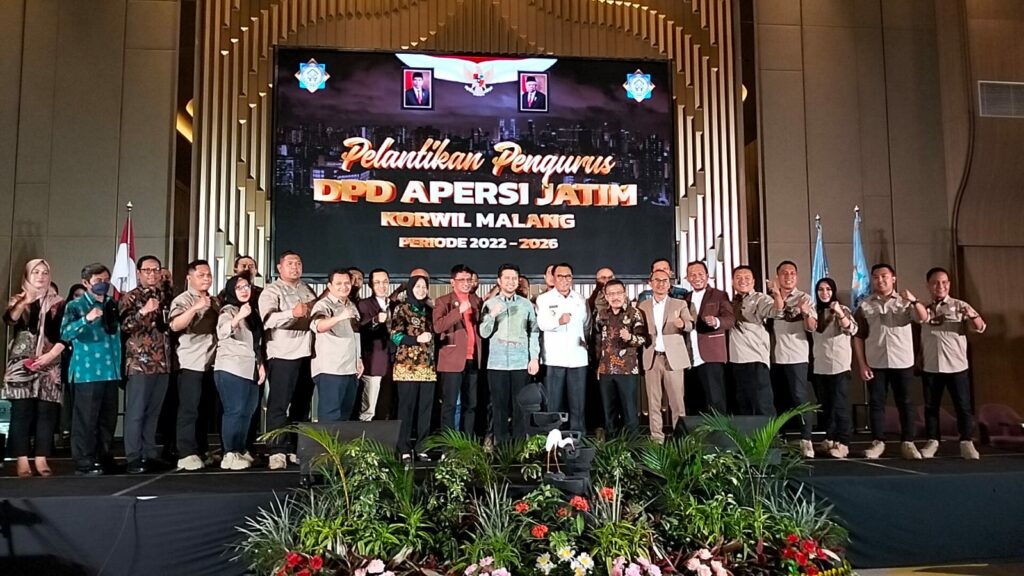 Wakil Gubernur Jawa Timur (Jatim) Emil Elistianto Dardak pose bersama usai pelantikan Pengurus APERSI Jatim Korwil Malang Periode 2022-2026