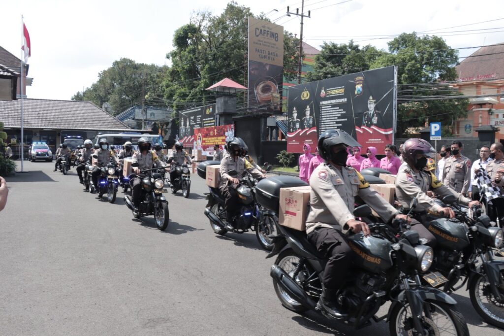 500 paket sembako diberangkatkan oleh Kapolresta Malang Kota Kombes Pol Budi Hermanto untuk dibagikan kepada masyarakat (ist)