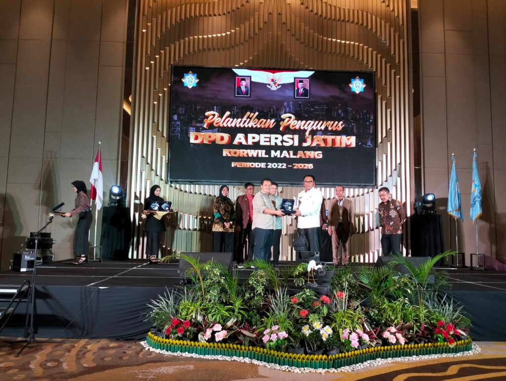 Usai dilantik, Ketua APERSI Jatim Korwil Malang, Dony Ganatha memberikan cinderamata kepada Wakil Walikota Malang, H Sofyan Edy Jarwoko
