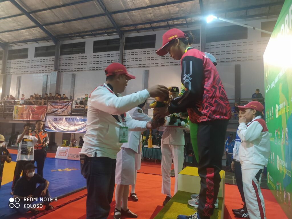 Atlet Kabupaten Malang dalam ajang Porprov Jatim VII naik podium dengan kalungan medali emas (ist)