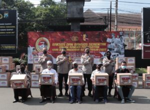 Kapolresta Malang Kota, Kombes Pol Budi Hermanto didampingi Waka Polresta AKBP Deny Haryanto membagikan secara simbolis paket sembako (ist)