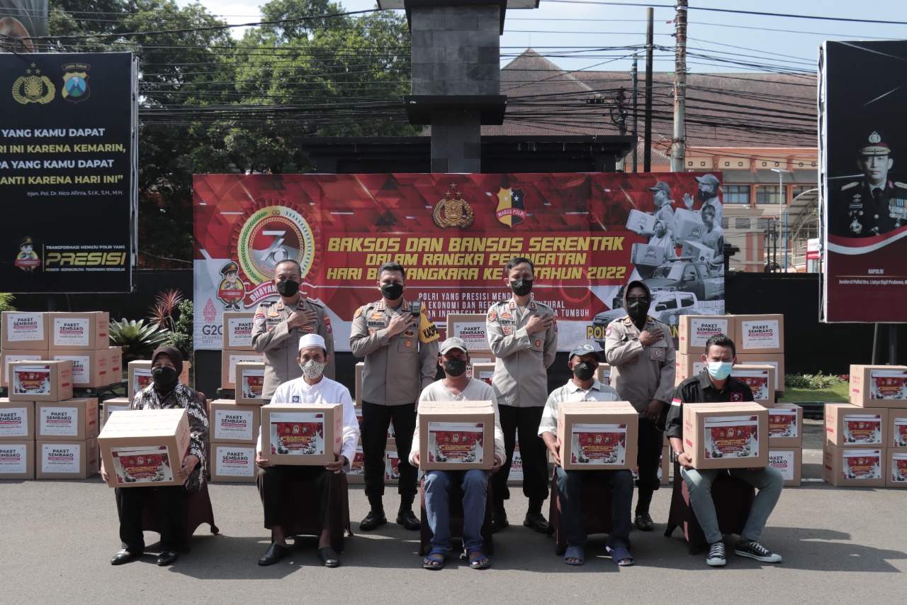 Kapolresta Malang Kota, Kombes Pol Budi Hermanto didampingi Waka Polresta AKBP Deny Haryanto membagikan secara simbolis paket sembako (ist)