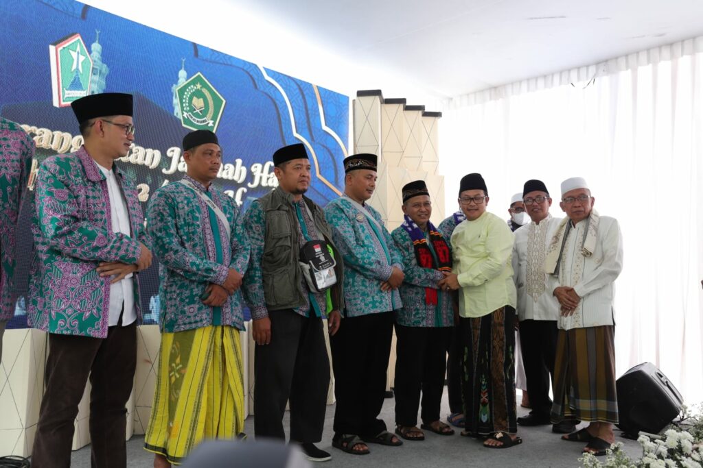 Walikota Malang, H Sutiaji menyalami para CHJ
