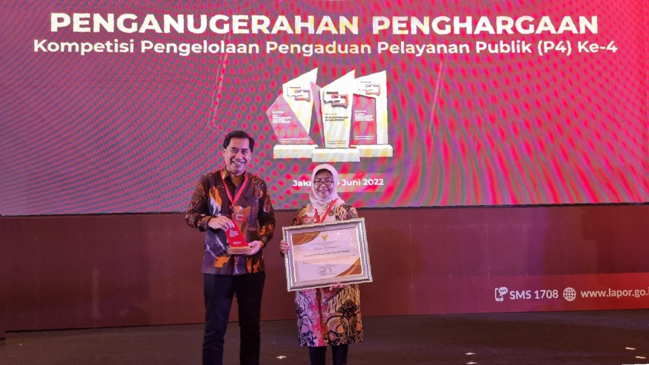 Direktur Utama Perumda Air Minum Tugu Tirta Kota Malang, M Nor Muhlas S.Pd, MSi bersama Direktur Teknik Ir Ari Mukti MT setelah menerima trofi penghargaan (ist)