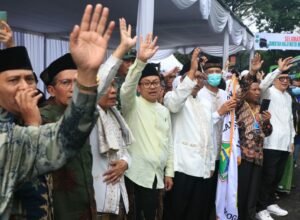 Walikota Malang, Sutiaji melambaikan tangan kepada rombongan CHJ yang telah diberangkatkan