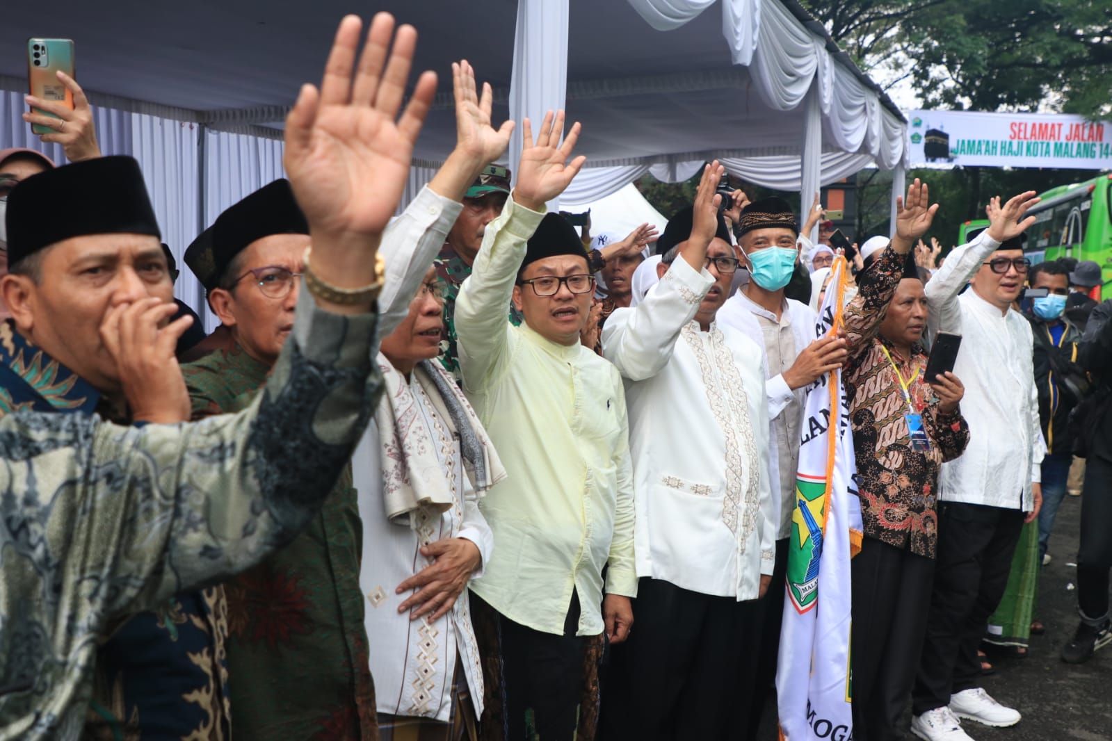 Walikota Malang, Sutiaji melambaikan tangan kepada rombongan CHJ yang telah diberangkatkan
