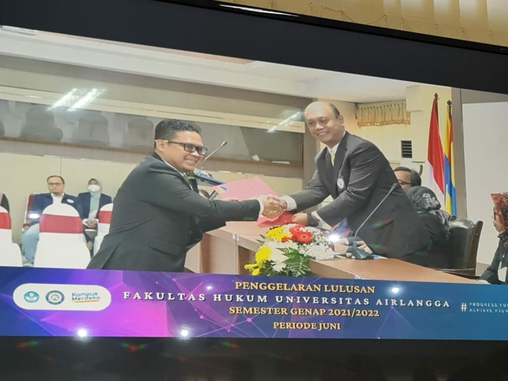 Eko Budisusanto, SH, MH menerima penggelaran lulusan Magister Hukum di Universitas Airlangga Surabaya (ist)