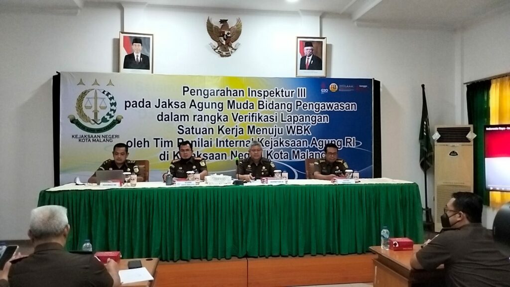 Inspektur III Kejaksaan Agung RI, Firdaus Dewilmar, memberikan pengarahan di aula Kejari Kota Malang