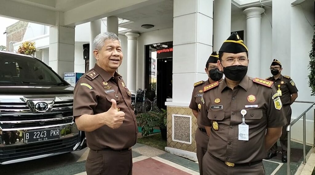 Inspektur III Kejaksaan Agung RI, Firdaus Dewilmar, mengacungkan Jempol atas kesiapan Kejari Kota Malang dalam rangka meraih WBK Kemenpan RB