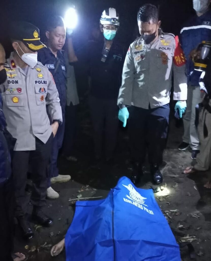Jenazah korban saat dievakuasi dari pinggir sungai menuju mobil ambulans pada Selasa (28/6/2022) malam.