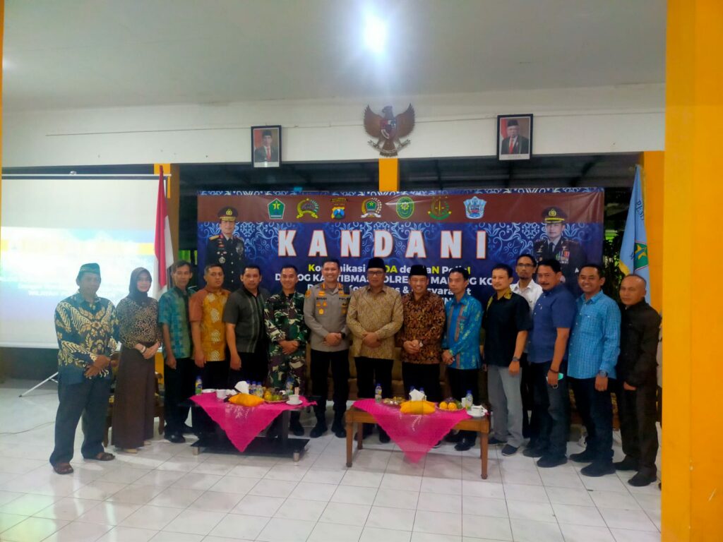 Kapolresta Malang Kota, Kombes Pol Budi Hermanto dan Forkompinda pose bersama warga usai gelaran Dialog aktif dalam agenda KANDANI (ist)