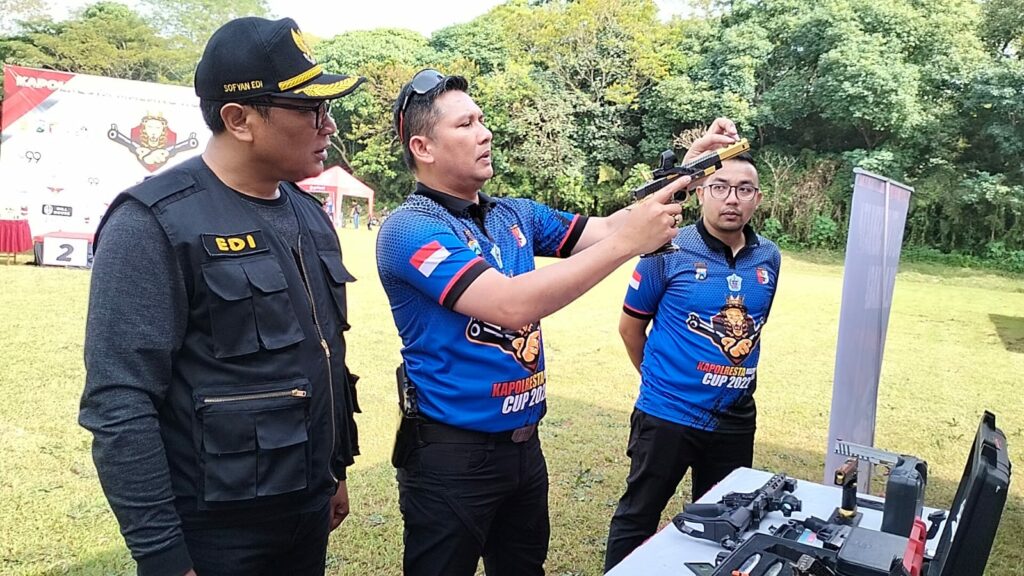 Kapolresta Malang Kota, Kombes Pol Budi Hermanto dan Wakil Walikota Malang, Sofyan Edi Jarwoko, mencoba salah satu jenis senjata dalam Kejuaraan menembak
