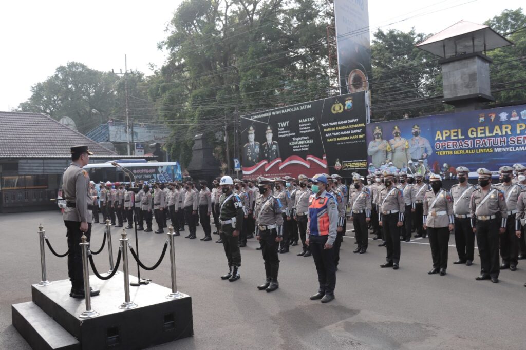 Kapolresta Malang Kota, Kombes Pol Budi Hermanto memimpin apel gelar pasukan Operasi Patuh Semeru 2022 di halaman Mapolresta Malang Kota