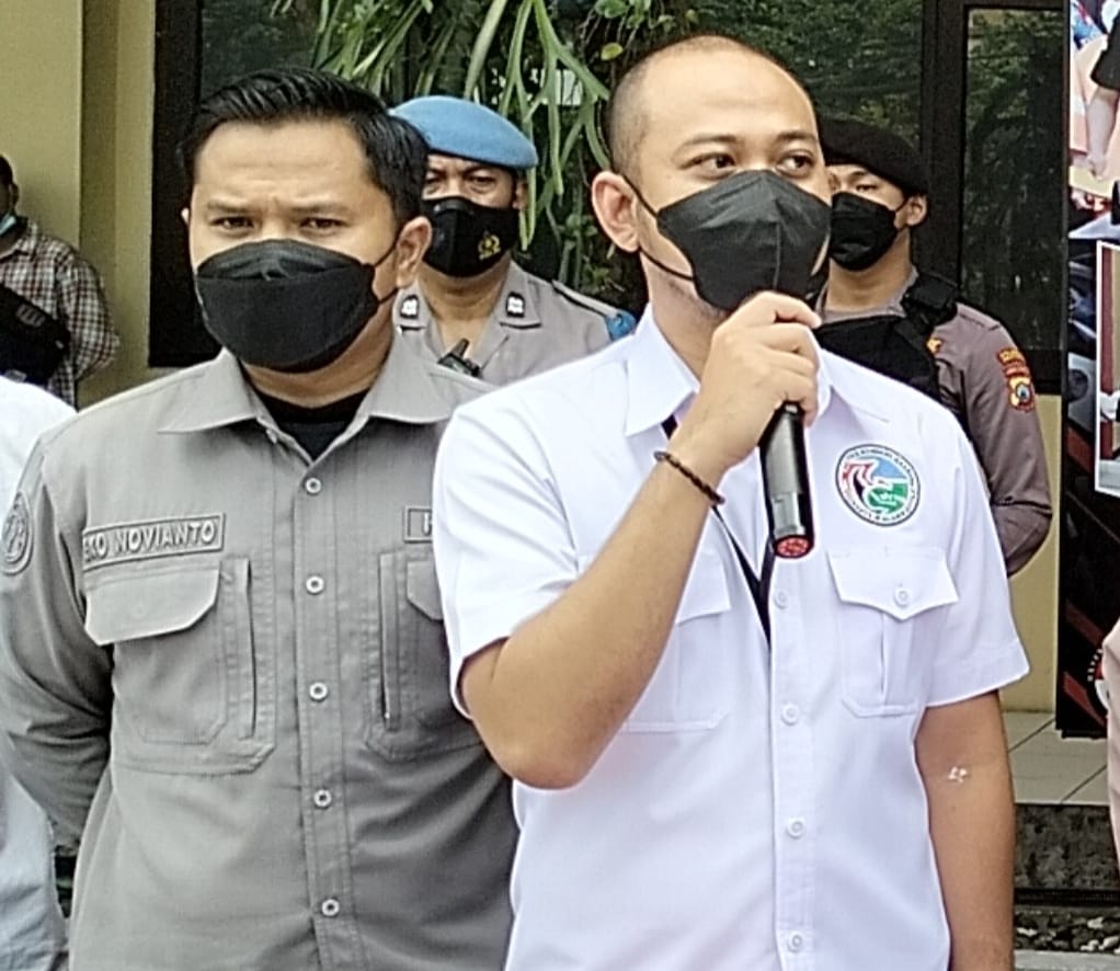 Kasat Reskoba Polresta Malang Kota, Kompol Danang Yudanto (kanan) dan Kasi Humas Ipda Eko Novianto (kiri), menjelaskan kronologi penangkapan kurir jaringan besar narkoba yang berhasil diungkap