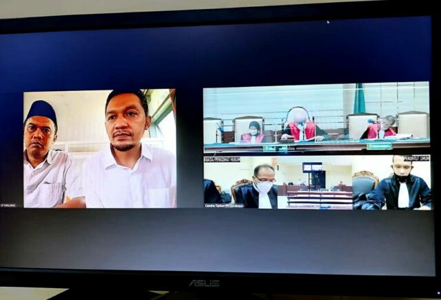 Kedua terdakwa saat mendengarkan sidang putusan sidang secara Online di PN Tipikor Surabaya (ist)