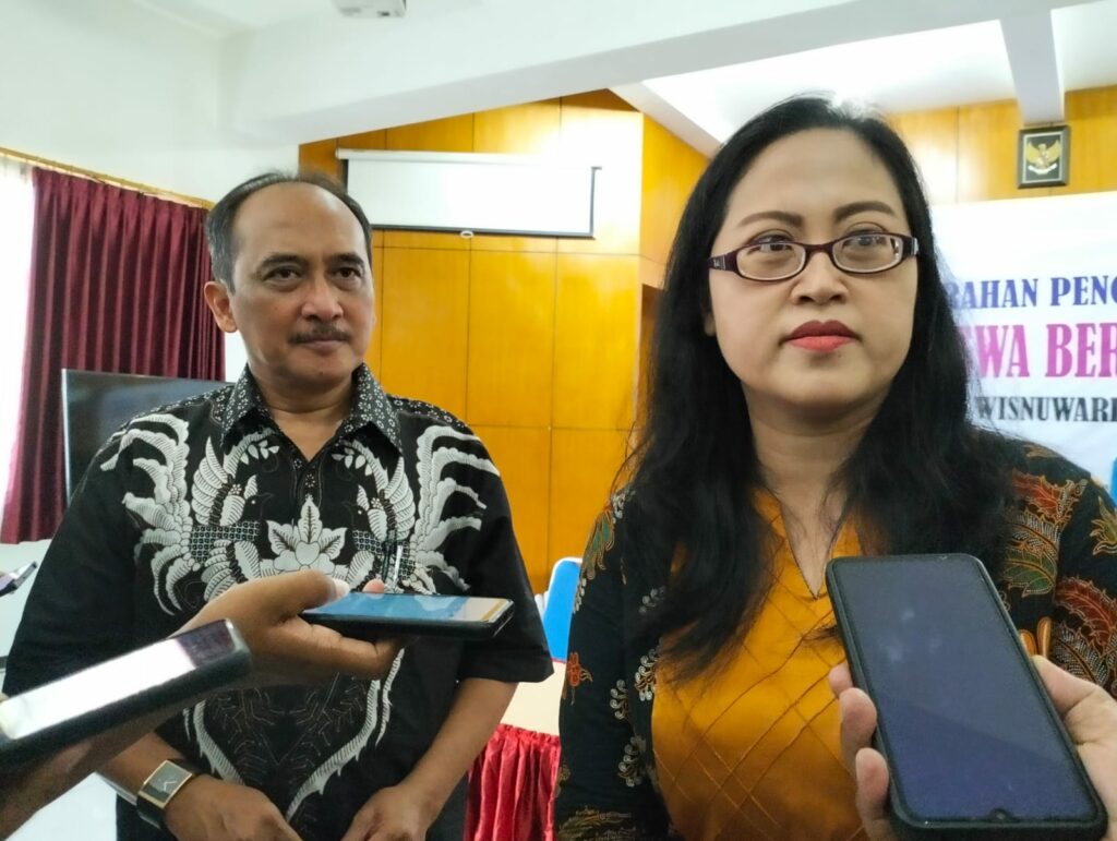 Kepala Biro Administrasi Akademik dan Kemahasiswaan Unidha, Firina Lukitaningtias memberikan keterangan kepada wartawan