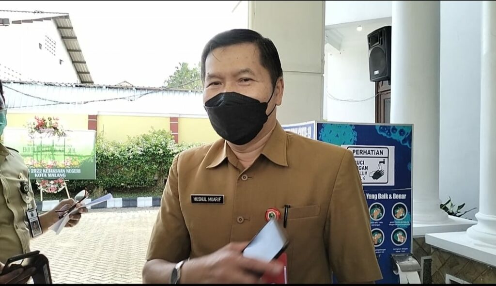 Kepala Dinas Kesehatan Kota Malang, dr Husnul Muarif memberikan keterangan kepada wartawan