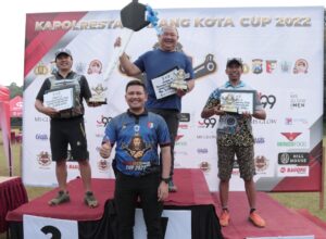 Kombes Pol Budi Hermanto pose bersama pemenang usai menyerahkan trophy dan piagam penghargaan (ist)