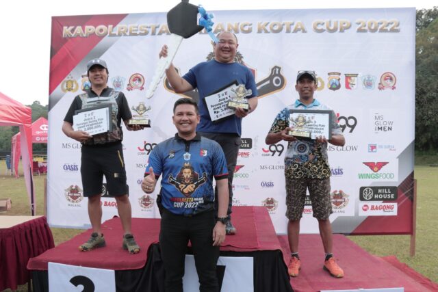 Kombes Pol Budi Hermanto pose bersama pemenang usai menyerahkan trophy dan piagam penghargaan (ist)