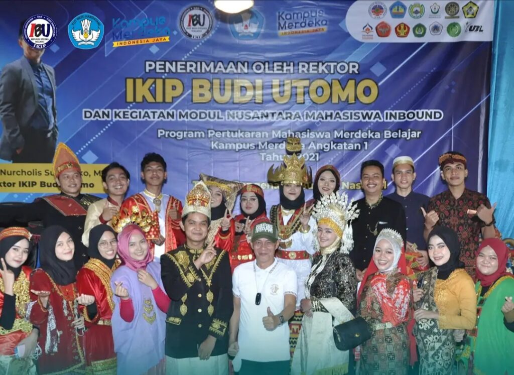 Mahasiswa dari perguruan tinggi se Indonesia, yang tergabung dalam Pertukaran Mahasiswa Merdeka (PMM) pada tahun 2021 lalu, usai diterima resmi oleh Rektor IKIP Budi Utomo, Dr H Nurcholis Sunuyeko, MSi (ist)