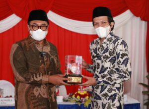 Mewakili Kota Malang, Wawali Sofyan Edi memberikan cinderamata kepada Wakil Bupati Trenggalek, Syah Muhamad Natanegara (ist)