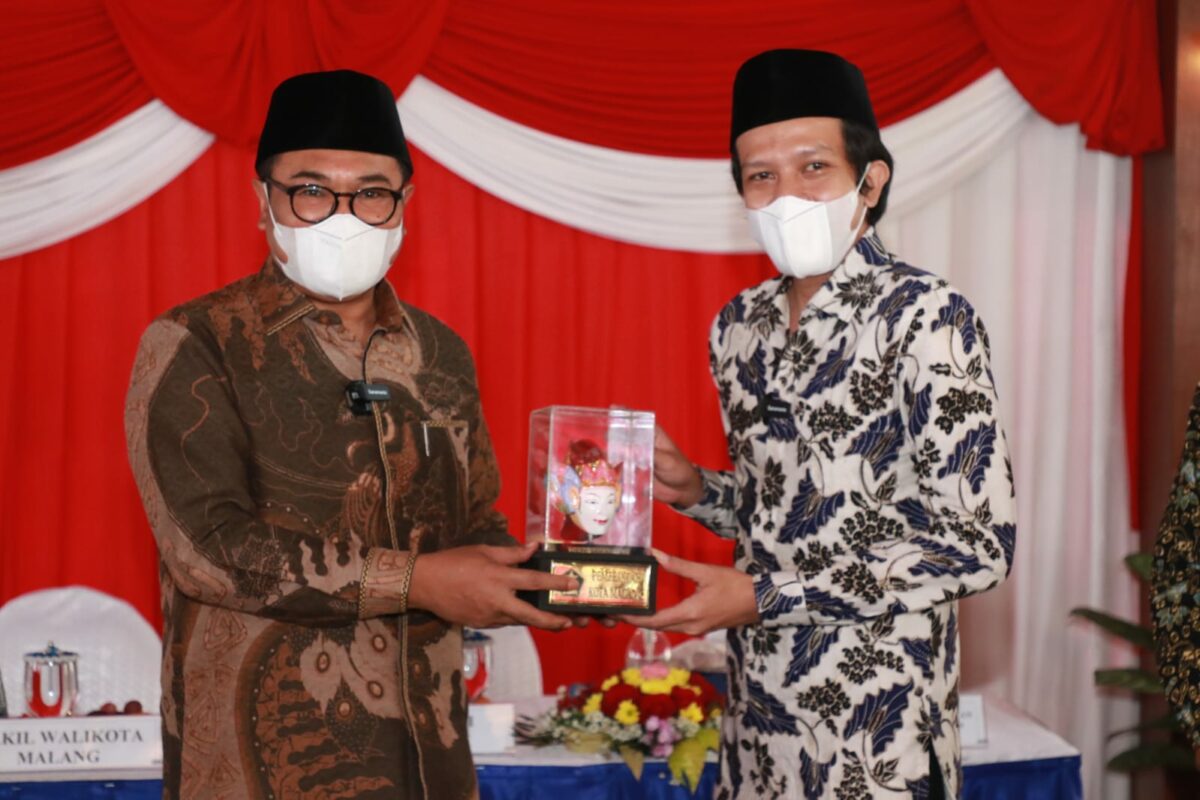 Mewakili Kota Malang, Wawali Sofyan Edi memberikan cinderamata kepada Wakil Bupati Trenggalek, Syah Muhamad Natanegara (ist)