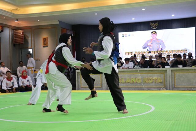 Pendekar pencak silat di kelompok putri saat berlaga (ist)