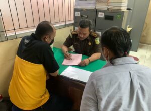 Penyidik Kejari, melimpahkan tersangka dugaan korupsi di RPH Kota Malang ke Jaksa Penuntut Umum (JPU) Kejaksaan Negeri Kota Malang (ist)