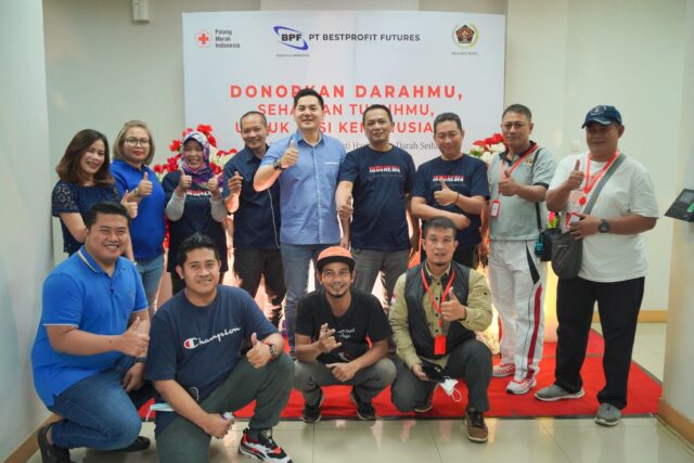 Pimpinan PT BPF Malang, Andri beserta karyawan dan Ketua PWI Malang Raya, Cahyono beserta pengurus, pose bersama di momen aksi sosial donor darah (ist)