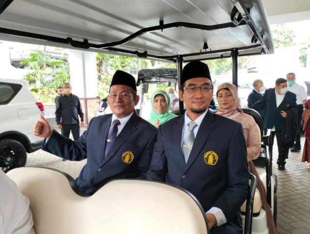 Rektor lama Prof Nuhfil (kiri) dan rektor baru Prof Widodo (kanan)