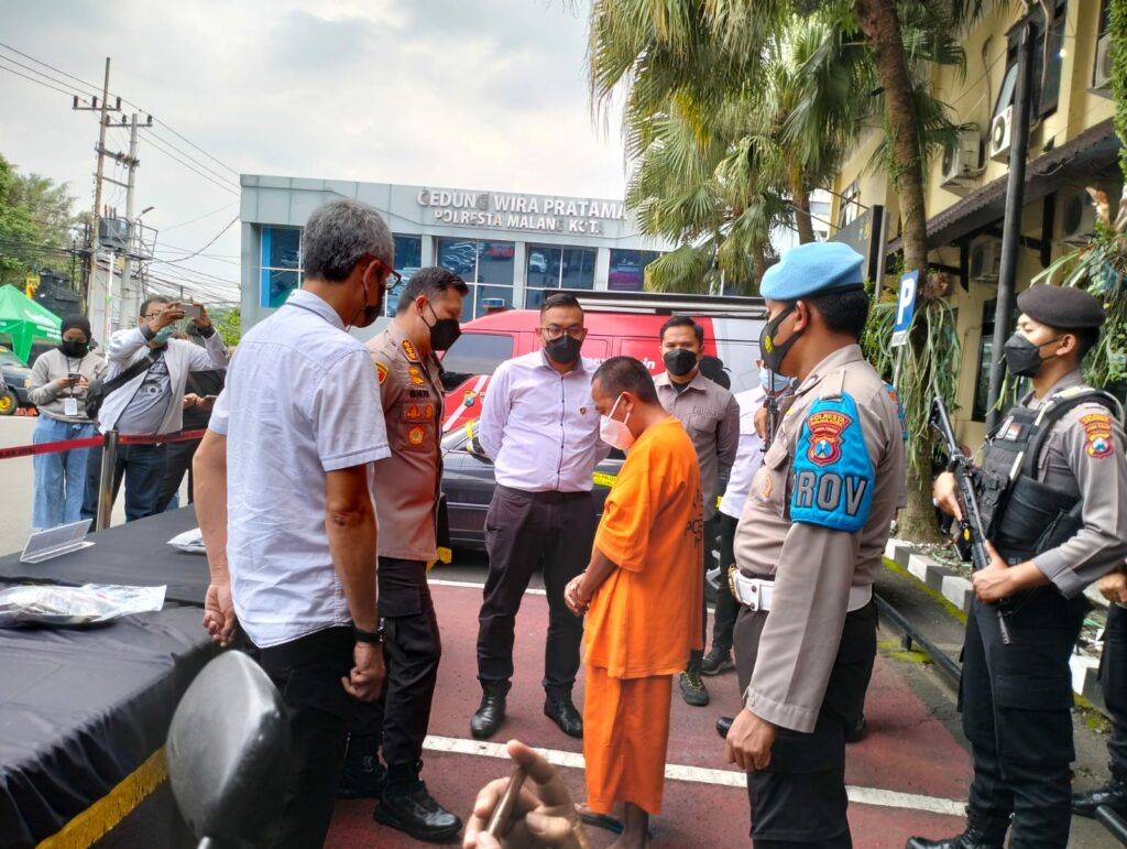 SUKSES Kapolresta Malang Kota, Kombes Pol Budi Hermanto didampingi Kasat Reskrim AKP Bayu Febriyanto Prayoga berbincang dengan tersangka MDH