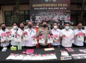 SUKSES Kapolresta Malang Kota, Kombes Pol Budi Hermanto pose bersama tim Satreskoba usai konferensi pers hasil tangkapannya