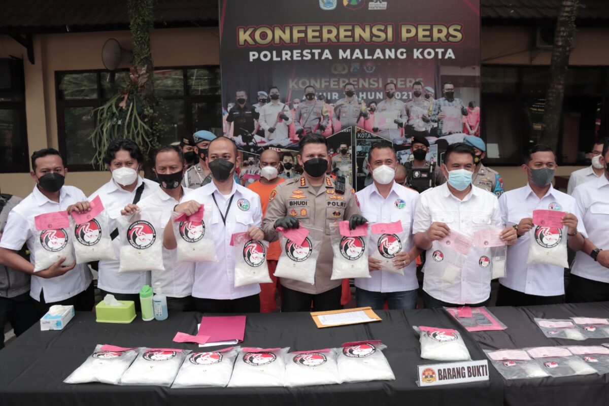 SUKSES Kapolresta Malang Kota, Kombes Pol Budi Hermanto pose bersama tim Satreskoba usai konferensi pers hasil tangkapannya