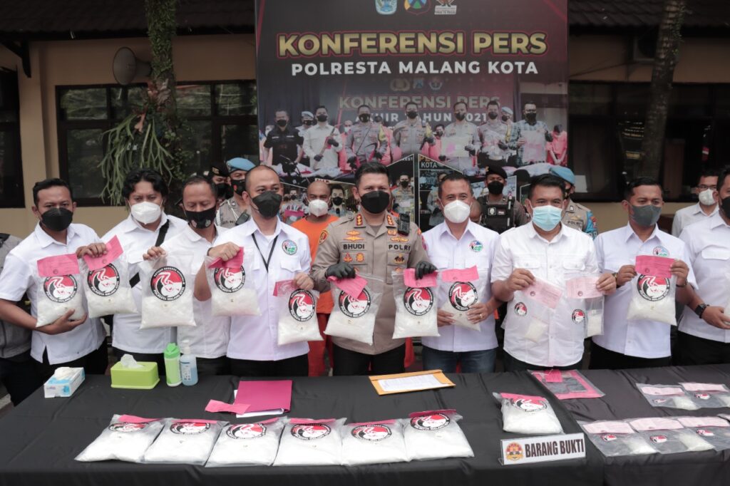 Tim Satreskoba Polresta Malang Kota pose bersama Kapolresta Malang Kota Kombes Pol Budi Hermanto dengan menunjukan hasil gemilang 21 kg sabu
