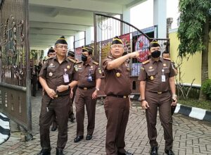Tim penilaian internal Kejaksaan Agung RI, yang dipimpin Inspektur III, Firdaus Dewilmar, melakukan pengecekan kesiapan Kejari Kota Malang dalam rangka meraih WBK