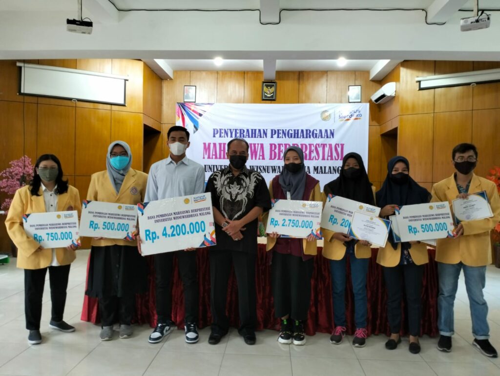 Wakil Rektor III Bidang Kemahasiswaan Unidha Malang, Sigit Budi Santoso dan Kepala BAAK, Firina Lukitaningtias pose bersama enam mahasiswa berprestasi