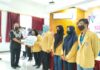 Wakil Rektor III Bidang Kemahasiswaan Unidha Malang, Sigit Budi Santoso, menyerahkan penghargaan kepada enam mahasiswa berprestasi