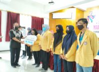 Wakil Rektor III Bidang Kemahasiswaan Unidha Malang, Sigit Budi Santoso, menyerahkan penghargaan kepada enam mahasiswa berprestasi